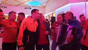 FOTO&VIDEO Cum au petrecut CFR-iștii cucerirea titlului! Lăutari, muzică machedonească, Marcel Pavel și "înțepături" pentru Gigi Becali  