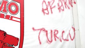Suporterii dinamoviști: „Turcu afară!"
