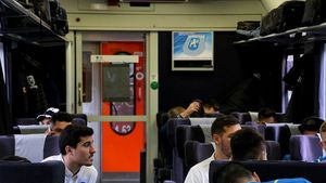 Jucătorii Craiovei au venit cu trenul la București pentru derby-ul cu Dinamo. Mesajul din timpul deplasării | FOTO