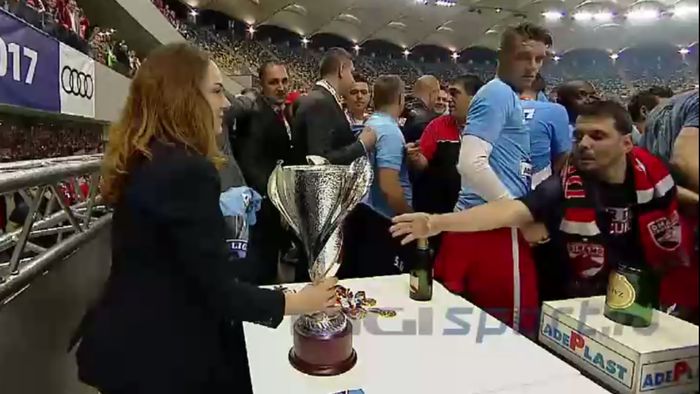 Asta chiar nu s-a mai văzut până acum! Cine a decernat trofeul Cupei Ligii: 
dinamoviștii au rămas surprinși | FOTO
