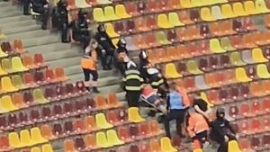 Clipe dramatice în peluza lui Dinamo, la derby-ul cu FCSB. I s-a făcut rău și a fost luat de urgență, cu targa, de medici