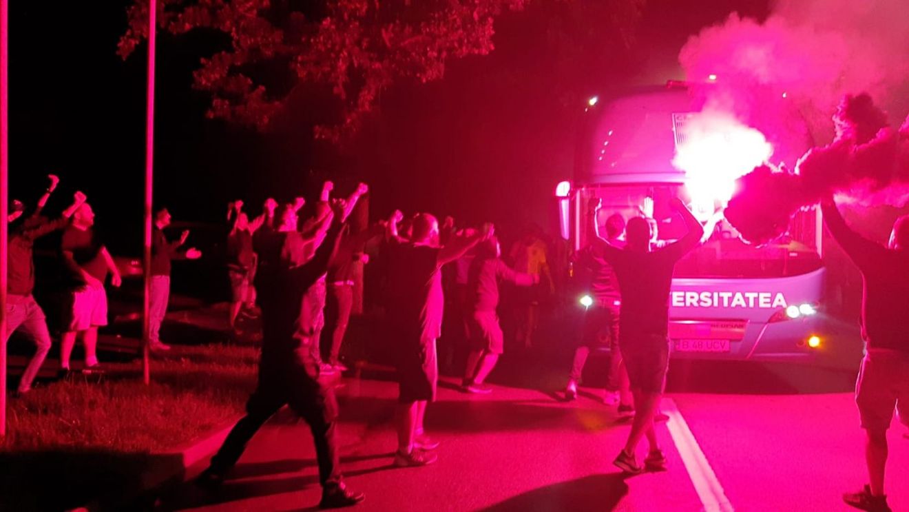 Atmosferă incredibilă la Craiova, după victoria cu FC Botoșani! Galeria echipei din Bănie a aşteptat jucătorii la cantonament cu torțe | VIDEO & FOTO