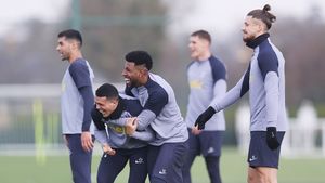 Colegul lui Radu Drăgușin de la Tottenham a fost lovit de un obiect aruncat din tribună! Reacția jucătorului a făcut înconjurul lumii