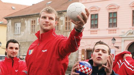 INTERVIU SFÃ‚ȘIETOR | Petre Cozma, la 10 ani de la moartea lui Marian: "Are grijă de noi de acolo, de sus". Veszprem i-a trimis o invitație la meciul cu Barcelona din Liga Campionilor: "Să vedeți ce o să facă ungurii pentru băiatul meu"