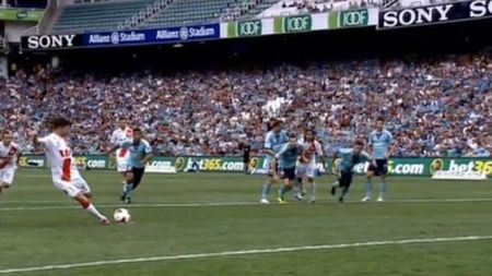 A 'plâns' mingea, apoi adversarii i-au râs în față! VIDEO - Cel mai rușinos penalty al unui fost star din Anglia