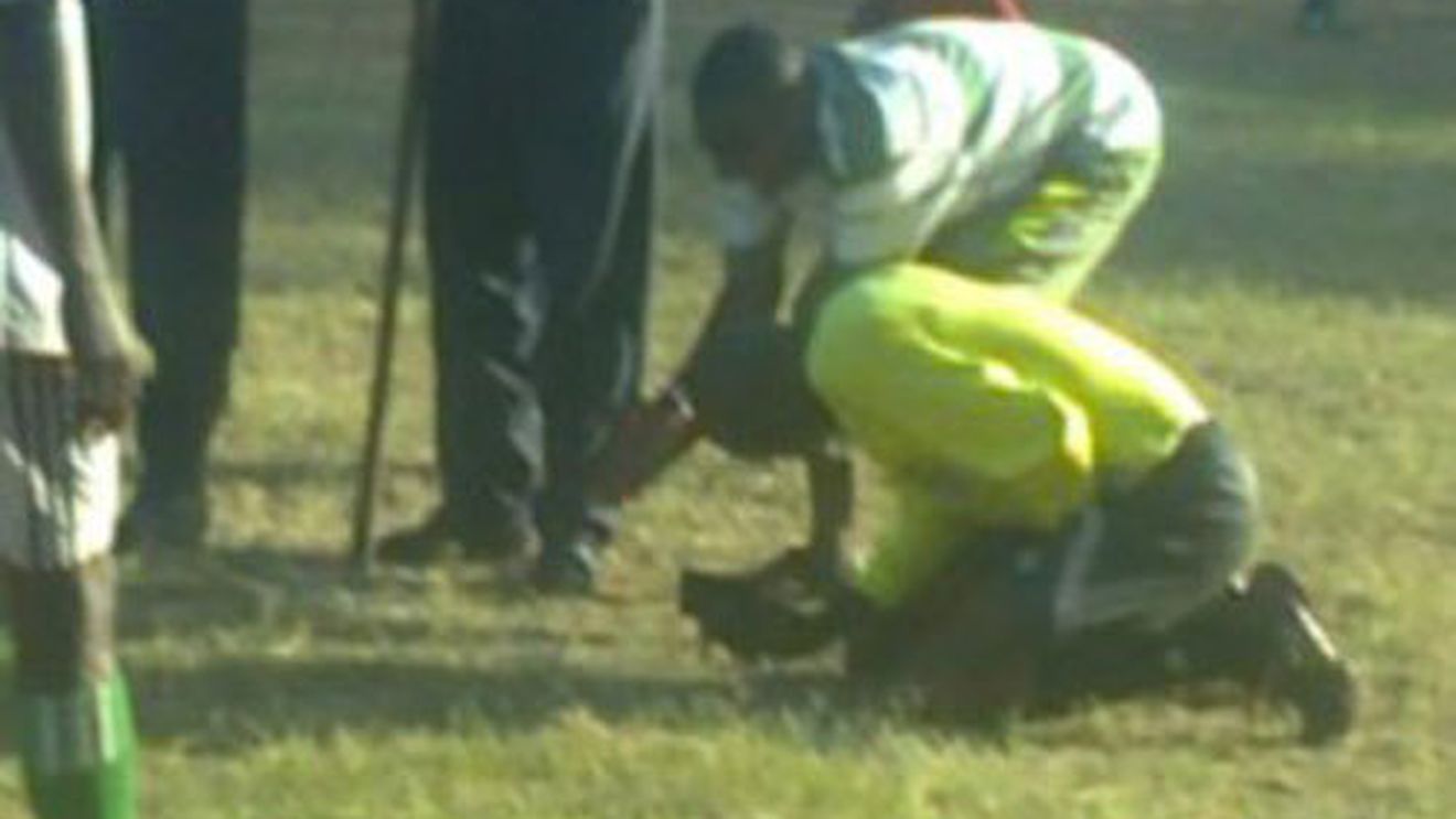 O scenă uluitoare la un meci!** Un arbitru a fost strâns de testicule de un antrenor până a leșinat și a rămas impotent: "A fost înspăimântător"