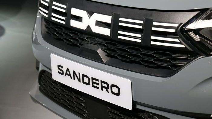 Cum arată noul interior de la Dacia Sandero 2026! Au apărut primele imagini „spion”: „Salt tehnologic evident!”