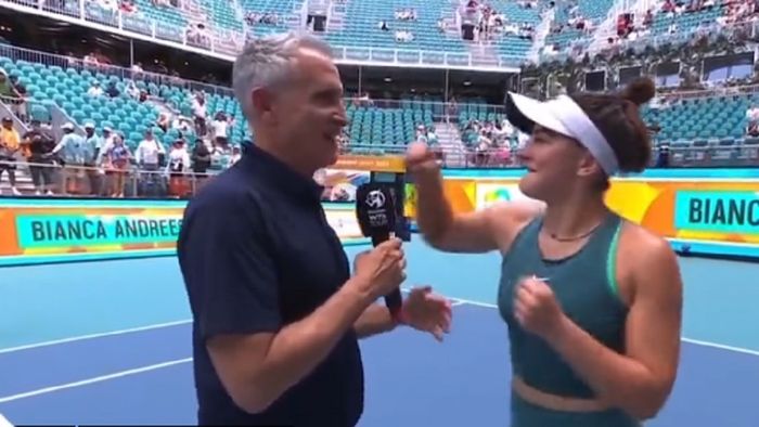 Cum a reacționat Bianca Andreescu după ce reporterul de la Miami i-a greșit numele: „Monica!?" Sportiva a stârnit hohote de râs în tribune la finalul meciului din turul al treilea | VIDEO