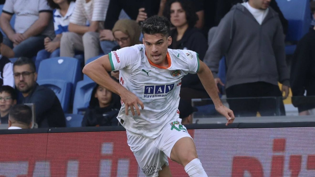 Suflet de tată! Gică Hagi a fost în tribune la debutul ca titular al lui Ianis Hagi și turcii au pus imediat camerele pe el