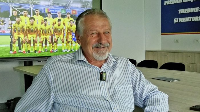 Calificativele selecționerului Ion Marin într-o provocare de efect: „Caracterizați-i pe tricolori într-un singur cuvânt!”. El e constructor, care sunt fotbaliștii de mare perspectivă, ce jucător e neglijat de club și cine se caută pe el? EXCLUSIV