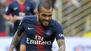 "Caut de lucru, unde să-mi depun CV-ul?". Au venit ofertele pentru Dani Alves: doi "giganți" din Premier League, dar și cluburi din China se luptă pentru semnătura sa