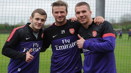 FOTO Surpriză la Arsenal!** "Tunarii" s-au îngrămădit să se pozeze cu omul care a îmbrăcat pentru a doua oară treningul londonezilor