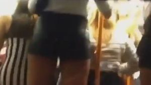 "Am crezut că sunt suporteri beți, care vin de la stadion!" VIDEO Cum a fost "ocupat" un vagon de peste 20 de tinere