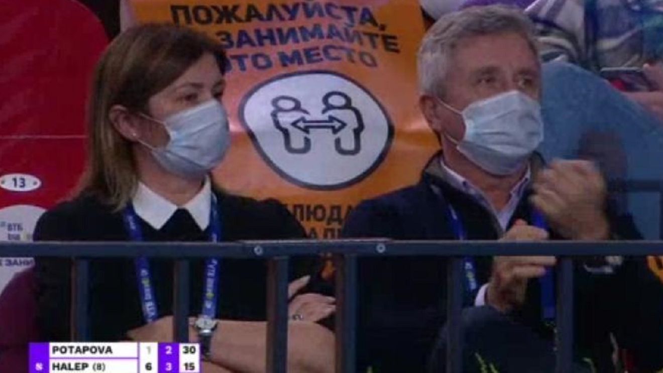 Cine este femeia misterioasă filmată insistent în timpul meciului câștigat de Simona Halep la Moscova. A lăsat deoparte afacerile din România pentru a o susține pe Simo | FOTO