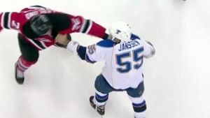 VIDEO Cea mai bizară bătaie din NHL!  Vezi ce rezultă când combini hocheiul cu boxul!