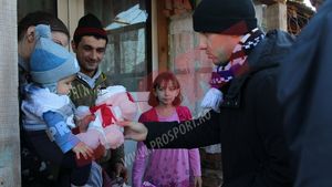 FOTO: Fanii timișoreni au adus zâmbetul pe buzele a peste 200 de copii! Acțiune caritabilă de amploare a bănățenilor