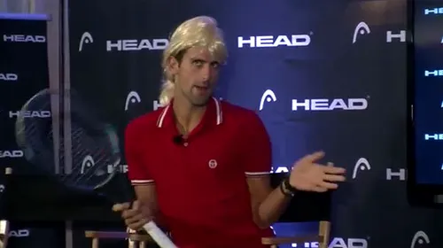 Pe asta NU TREBUIE s-o ratați! VIDEO** Novak Djokovic o imită pe Sharapova! Rusoaica a venit pe scenă să-l ia la întrebări! Vezi ce a ieșit!