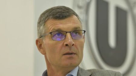 Ioan Ovidiu Sabău îi trage la răspundere pe arbitri, după ce U Cluj a fost privată de un penalty în meciul cu Rapid: „Nu știu de ce nu a consultat VAR-ul!”