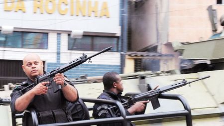 Curățenie în mahalale!** Forțele de ordine braziliene au "capturat" cele mai mari favele din Rio de Janeiro