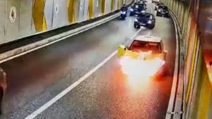 O mașină a luat foc în Pasajul Unirii! Trafic blocat și șoferi panicați. Pompierii au intervenit de urgență! FOTO&VIDEO