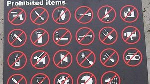 FOTO Sulițele, rachetele și dinamita, interzise pe stadioanele din Africa de Sud :)