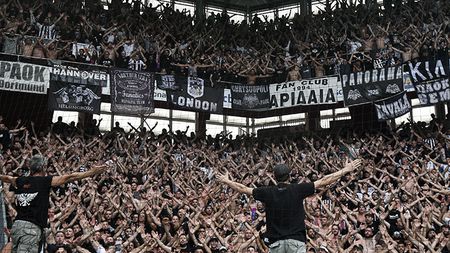 EXCLUSIV | Atât de răi sunt fanii lui PAOK! Un jucător român a trecut prin momente incredibile: "Pentru mine era un șoc electric". L-au amenințat că îl trimit în România. "Au venit doi mai solizi la mine"