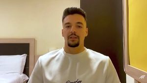 „Regreți că ai venit la FCSB?”. Adrian Petre, luat la întrebări de către fani! Răspunsul sincer al atacantului: „E singurul lucru pe care îl regret!” | VIDEO