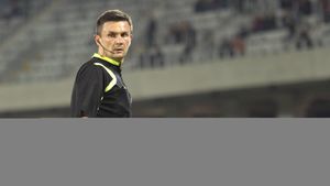 EXCLUSIV | Arbitrajul video, sub lupa lui Cristi Balaj. Cum funcționează, plusurile și minusurile: "Nu se va opri jocul la un aut sau la o simulare la mijlocul terenului"