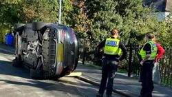 La un pas de tragedie! Fotbalistul din Premier League s-a răsturnat cu mașina