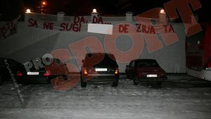 FOTO **Fanii i-au stricat ziua lui Cristi Borcea: "Aniversare fără valoare, în timp ce clubul nostru moare!"