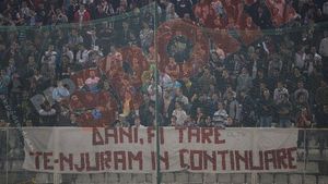 Ultrașii Rapidului l-au hărțuit din nou pe Dani Coman, Meme Stoica i-a luat peste picior:** "A căzut un "i"sau au dat-o pe greacă?" :)