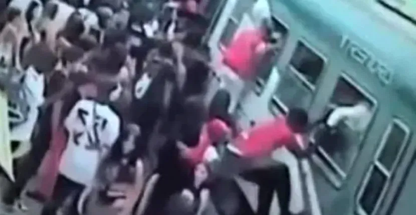 Nebunie în gară. Zeci de tineri au luat cu asalt un tren şi au intrat pe geamuri, pentru a evita plata biletului