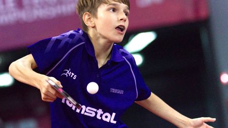 'Piciul' cu 'Bujor în obraz' din echipa de tenis de masă a României: "Când nu fac lecții, iau o cutie de mingi și încep să servesc. Dau foarte multe servicii, jumătate de oră încontinuu. Acum, sunt aici pentru a juca bine. Anii viitori voi face rezultate pentru România, sunt sigur!"