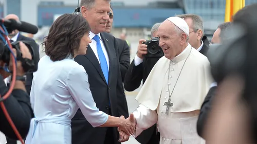 Hagi, cadou special pentru Papa Francisc! FOTO | Iohannis i l-a înmânat personal