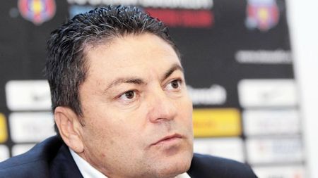 Meme dă târcoale, Ilie îl cheamă pe "tatăl" său să-i asigure spatele ca să rămână la Steaua! Ă‚sta este atuul cu care antrenorul îl va îmbuna pe Gigi Becali