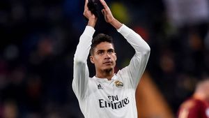 BREAKING NEWS! Raphael Varane a ajuns la baza de antrenament a lui Manchester United pentru a efectua examenul medical, înaintea oficializării transferului de 50 de milioane de euro de la Real Madrid!