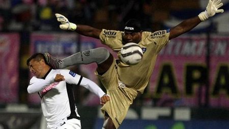 VIDEO NEBUN** După intrarea asta criminală a rămas pe teren și și-a continuat "numărul"! Ce s-a întâmplat la un meci halucinant din Peru