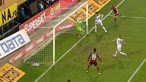 FCSB, detronată în doar patru minute! Golul senzațional al lui Alex Păun și reușita controversată a lui Deac au rezolvat meciul dintre CFR Cluj și Academica Clinceni | VIDEO & FOTO