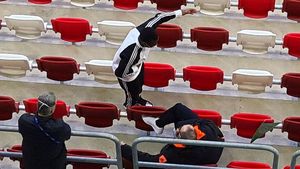 Youssoufa Moukoko și imaginile care vor face înconjurul Europei! Cum a dansat în tribune, în fața românilor, când credea că nu îl filmează nimeni | EXCLUSIV FOTO