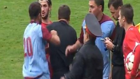 Coman i-ar rezista? VIDEO** Un internațional l-a luat la pumni pe arbitru și și-a anunțat retragerea! Culmea: visa să ajungă antrenor