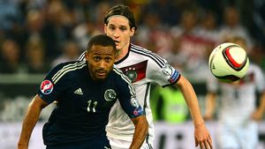 Englezii se tem de "românul" Anya. Povestea emoționantă a fotbalistului care putea juca în naționala României și a cărui mamă e nelipsită de la partidele fiului său. La ultimul meci a condus aproape 1.200 de km pentru a fi alături de acesta