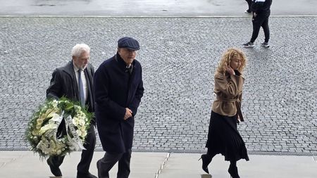 S-A STINS IL LUCE Afaceristul George Copos a venit prin ploaie pentru a-l comemora pe Mircea Lucescu, prietenul cu care a scris istorie în Giulești