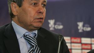 "Pițurcă e încolțit, nu știu cum mai rezistă la echipa națională"