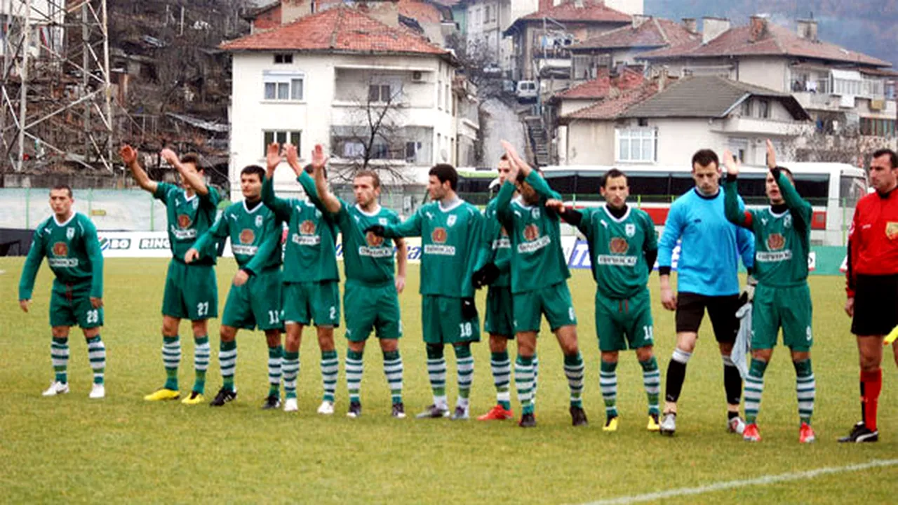 Așa da fani!** Suporterii lui Pirin Blagoevgrad își dau sângele pentru a scoate echipa din impas