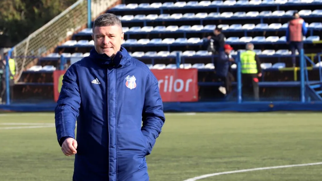 Genul programului, comedie. Daniel Oprița ține Steaua pe loc de play-off, e tot mai atacat, dar conducerea nu e capabilă să obțină dreptul de promovare! Antrenorul a răbufnit iar: ”Am promovat de nu știu câte ori”