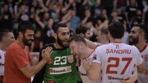 FOTO | Momente de panică după derby-ul de la handbal, Dinamo - Steaua! Portarul "câinilor" a căzut din picioare în drumul spre vestiare și a stat minute bune pe podea