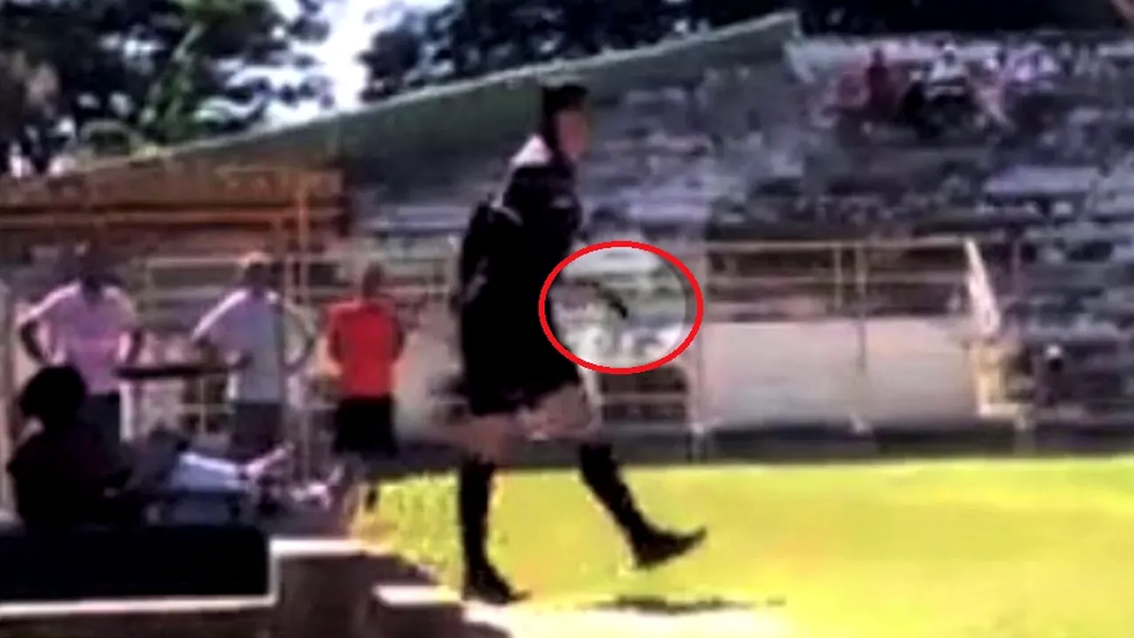 Scene incredibile pe terenul de fotbal! VIDEO | Arbitrul s-a bătut cu un jucător, apoi a mers pe banca de rezerve și a scos pistolul. Ce a urmat