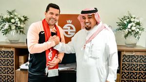 Arabii l-au îmbrăcat în aur pe Cosmin Contra după ce l-au dat afară, iar acum l-au şters din arhivele clubului