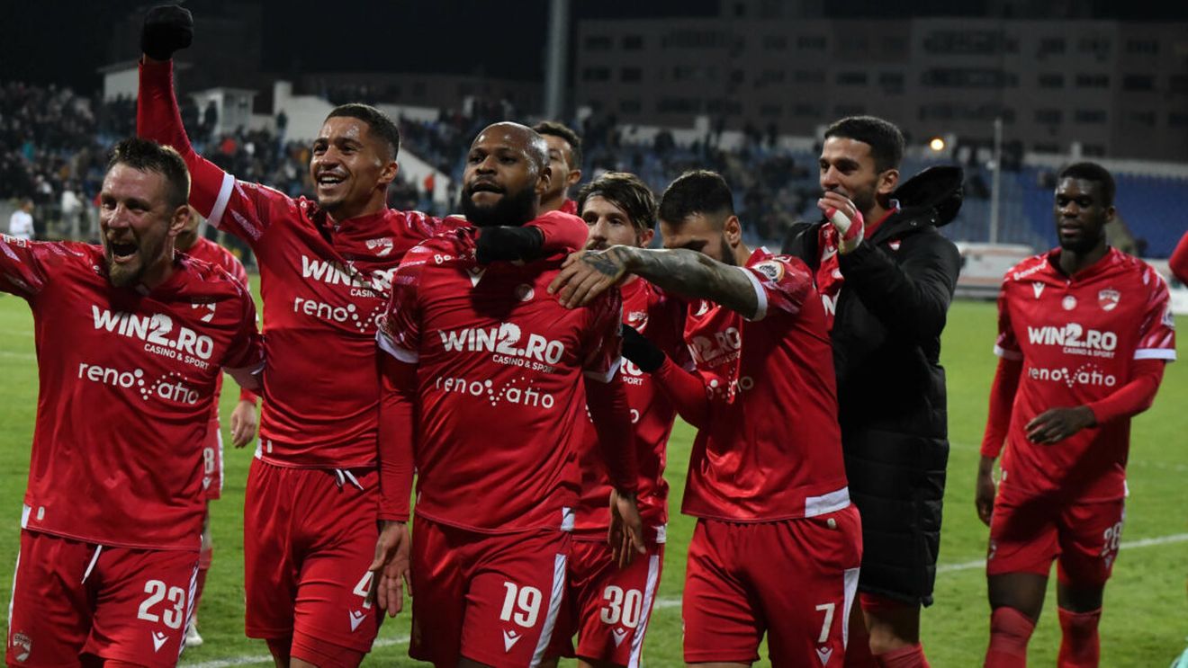 Dinamoviștii joacă pe o primă importantă la meciul cu FC U Craiova. Dănciulescu, episod fabulos din sezonul ultimului titlu câștigat de „câini”. Elevii lui Rednic au forțat în disperarea de a încasa prima acționarilor și s-au ales cu… prima înfrângere! VIDEO EXCLUSIV