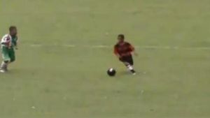 "Joc cu mingea lipită de picior! Driblez mult și sunt foarte rapid"** VIDEO El e fotbalistul viitorului, dar nimeni nu-l poate transfera: Barca riscă sancțiuni drastice dacă încearcă